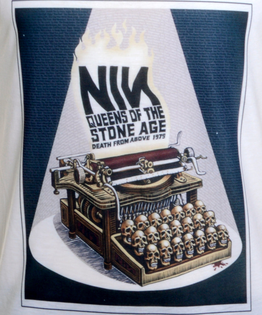 Egyenes fazonú, unisex trikó Nine Inch Nails mintával.