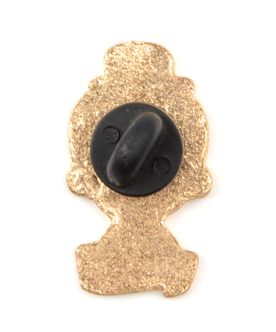 René Magritte alakú, pin jellegű kitűző.