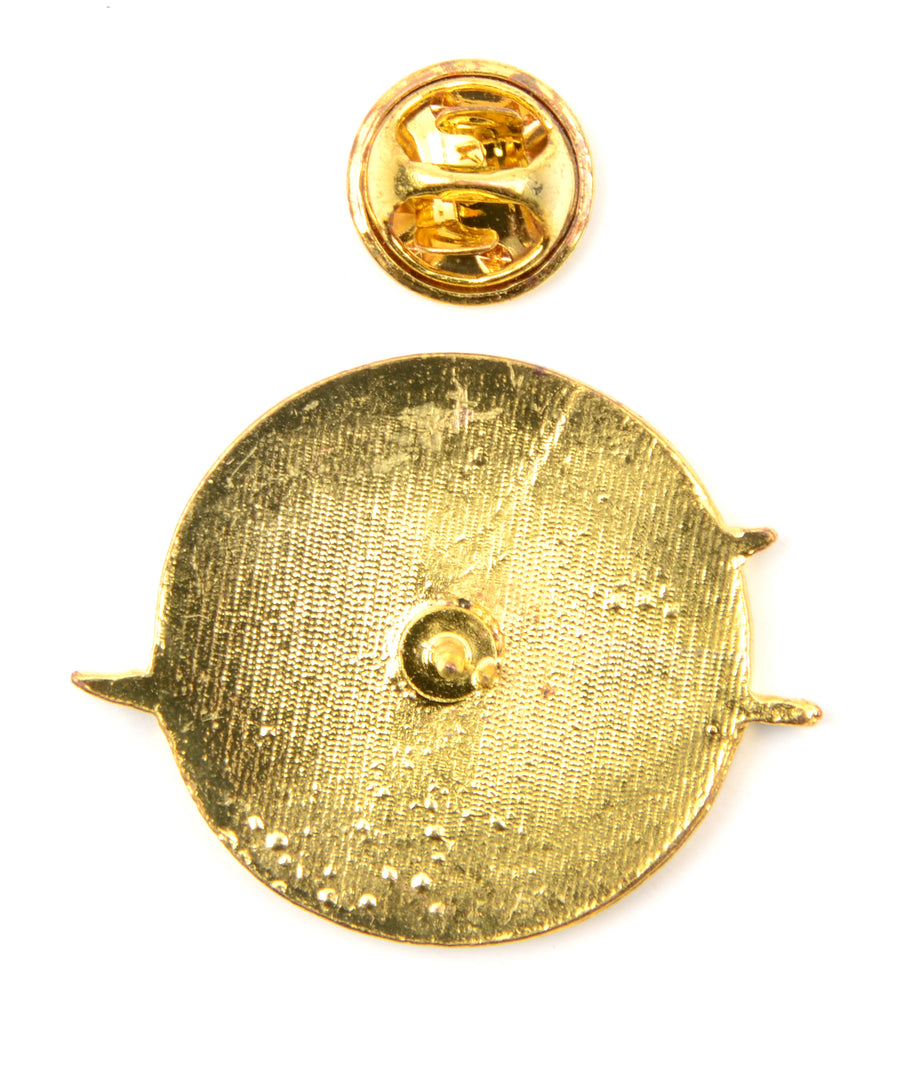 Nasa logó alakú fém kitűző