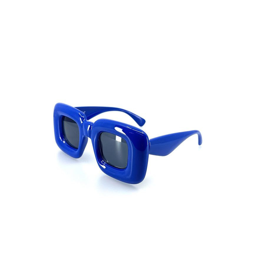 Pufi-kocka, UFO szerű, kék színű műanyag szemüveg.