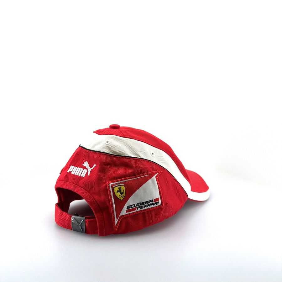 Klasszikus fazonú, vintage baseball sapka. Hátulján szellőzőnyílással és állítási lehetőséggel (55 cm) . Piros színben, Puma márkájú.