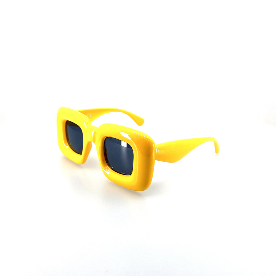 Pufi-kocka, UFO szerű, sárga színű műanyag szemüveg.