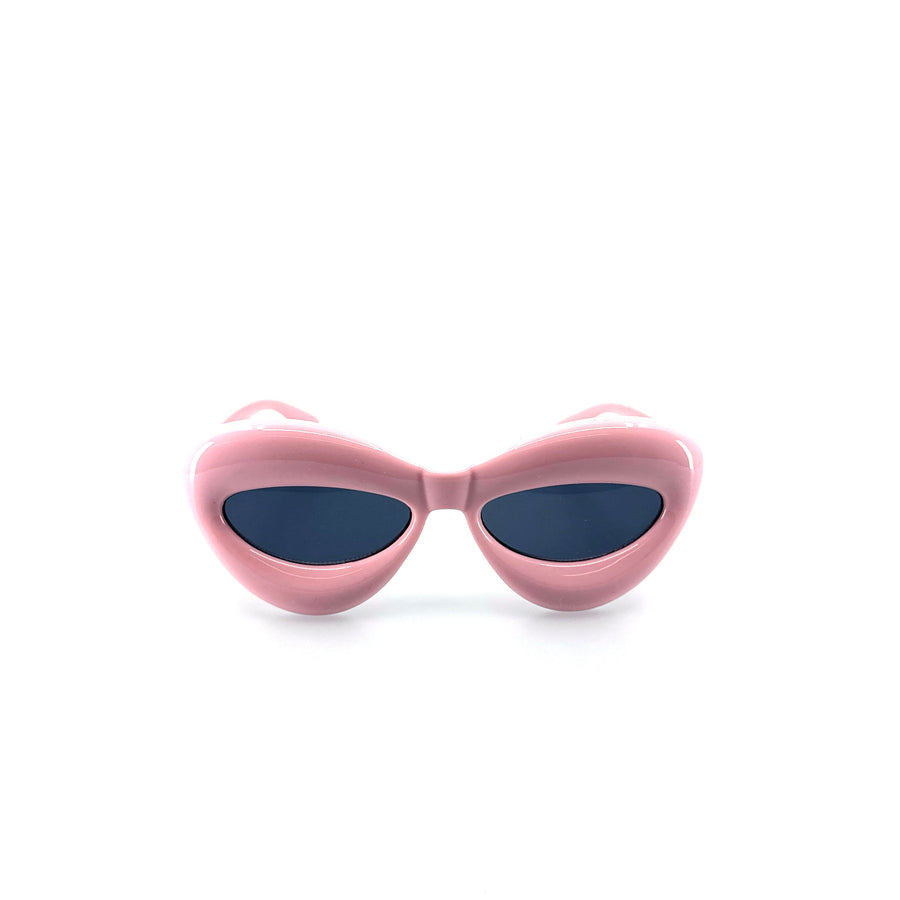 Pufi, UFO szerű, rózsaszín színű műanyag szemüveg.