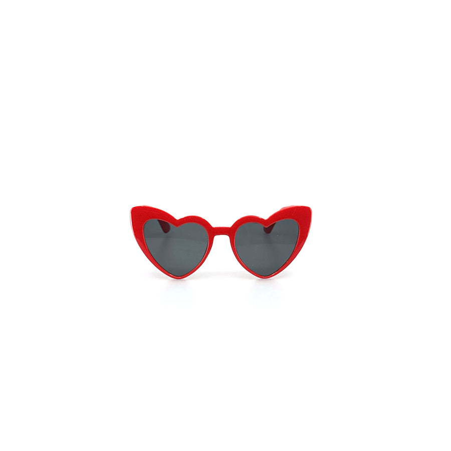 Szív alakú, műanyag keretes, piros színű napszemüveg.