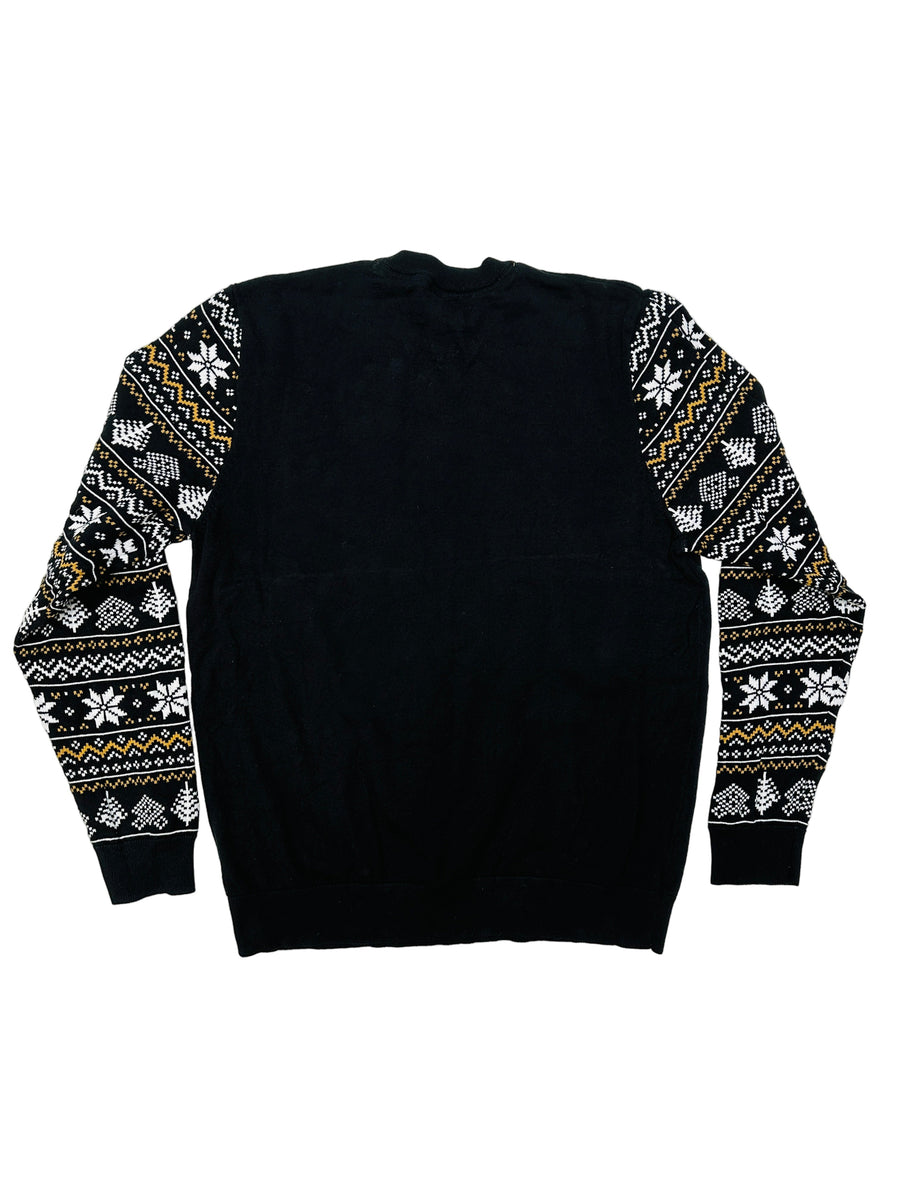 Ez a pulóver, egy használt darab a Szputnyik Shop gondosan válogatott vintage kollekciójából, amely már őrzi a karácsony varázslatos hangulatát. Ajándékozd meg a bolygót azzal, hogy idén egy preloved darabot vásárolsz!
