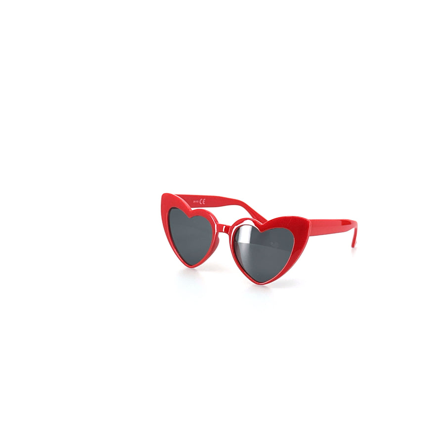 Szív alakú, műanyag keretes, piros színű napszemüveg.