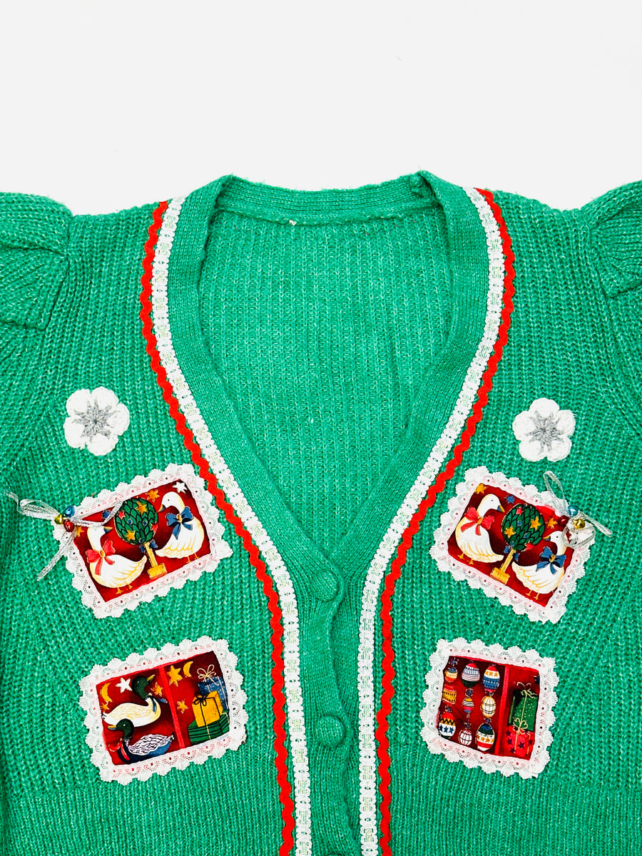 Ez a pulóver, egy használt darab a Szputnyik Shop gondosan válogatott vintage kollekciójából, amely már őrzi a karácsony varázslatos hangulatát. Ajándékozd meg a bolygót azzal, hogy idén egy preloved darabot vásárolsz!