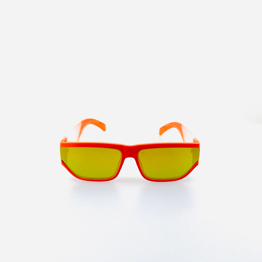 Sportos fazonú, síszemüveg stílusú narancs sárga műanyag napszemüveg.