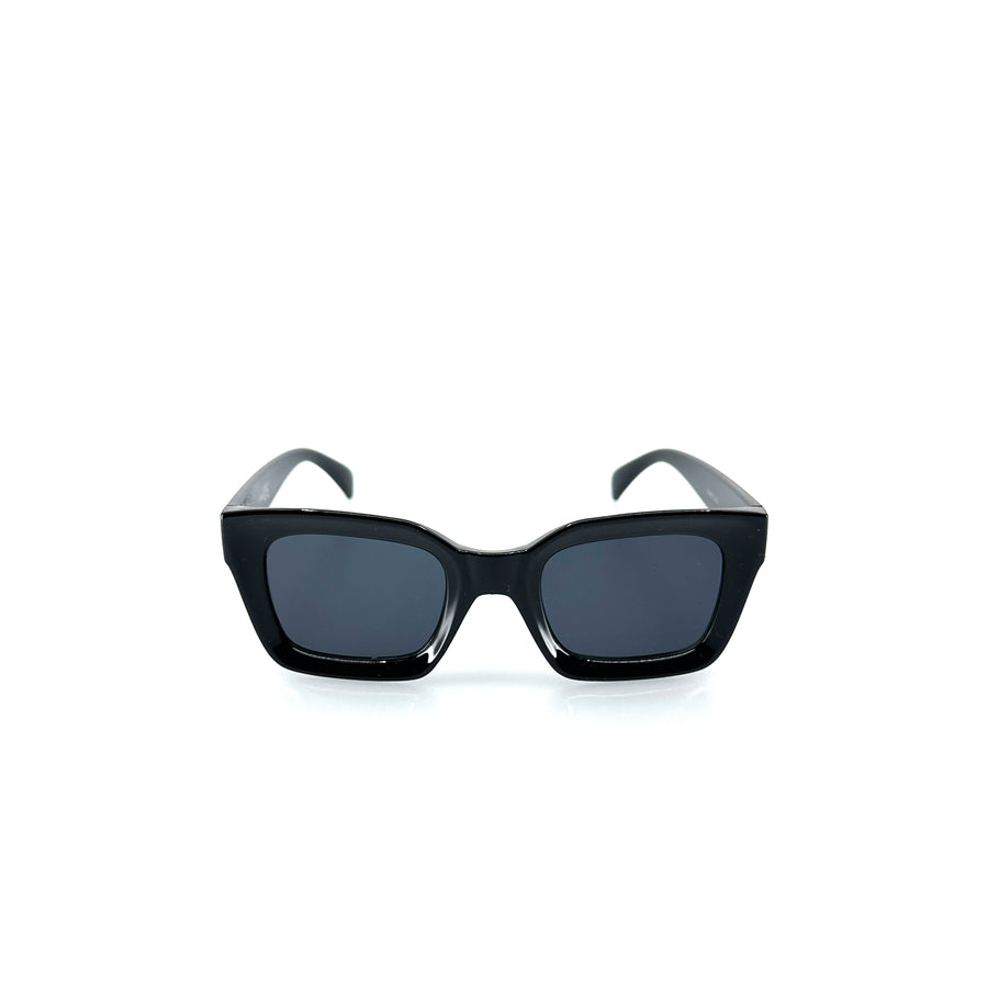 Karimás, enyhén cicás dizájnos, fekete színű műanyag keretes napszemüveg.
