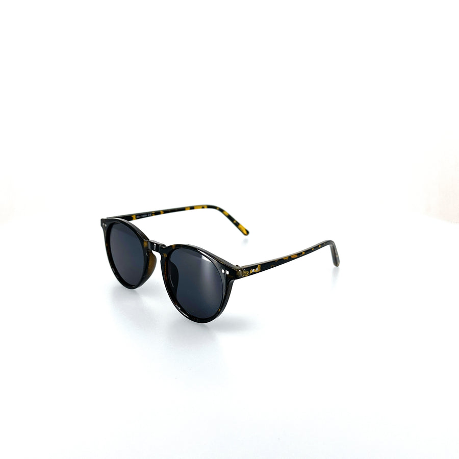 Fekete-sárga, foltos mintázatú műanyag napszemüveg.