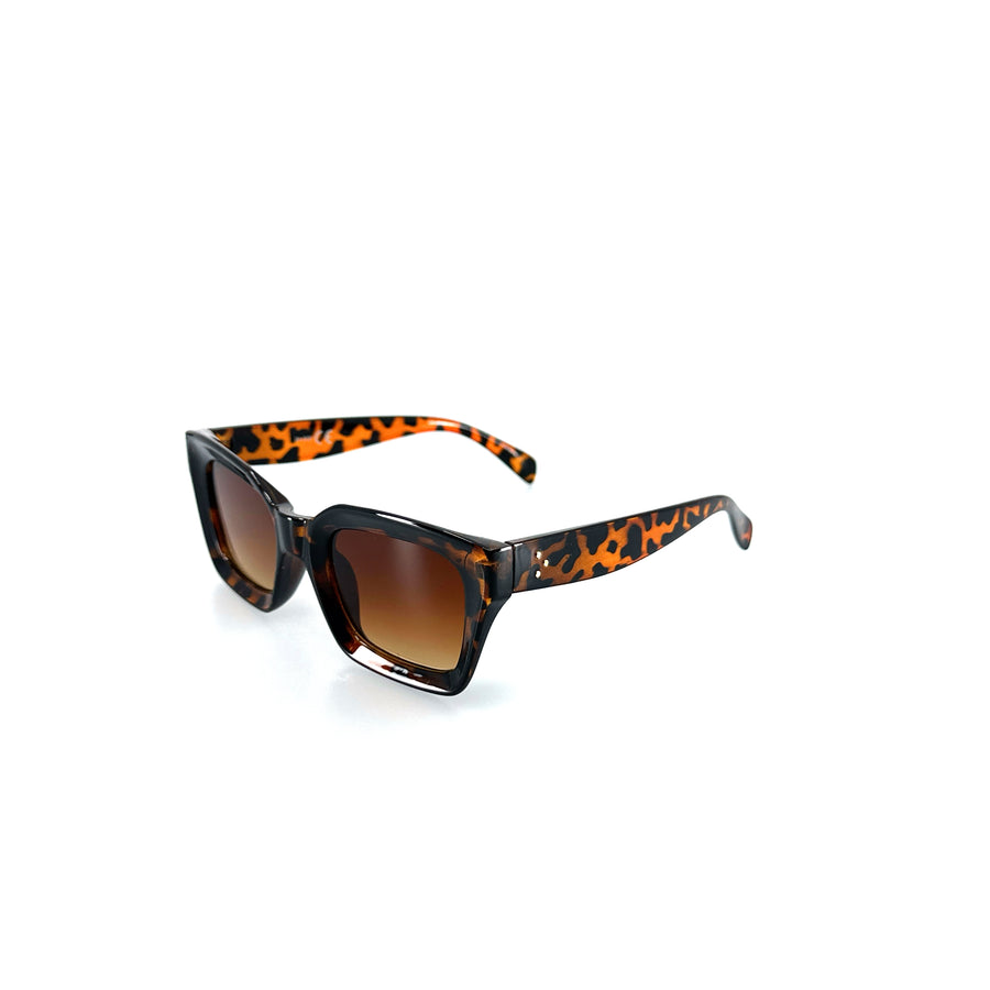 Karimás, enyhén cicás dizájnos, barna színű műanyag keretes napszemüveg.  