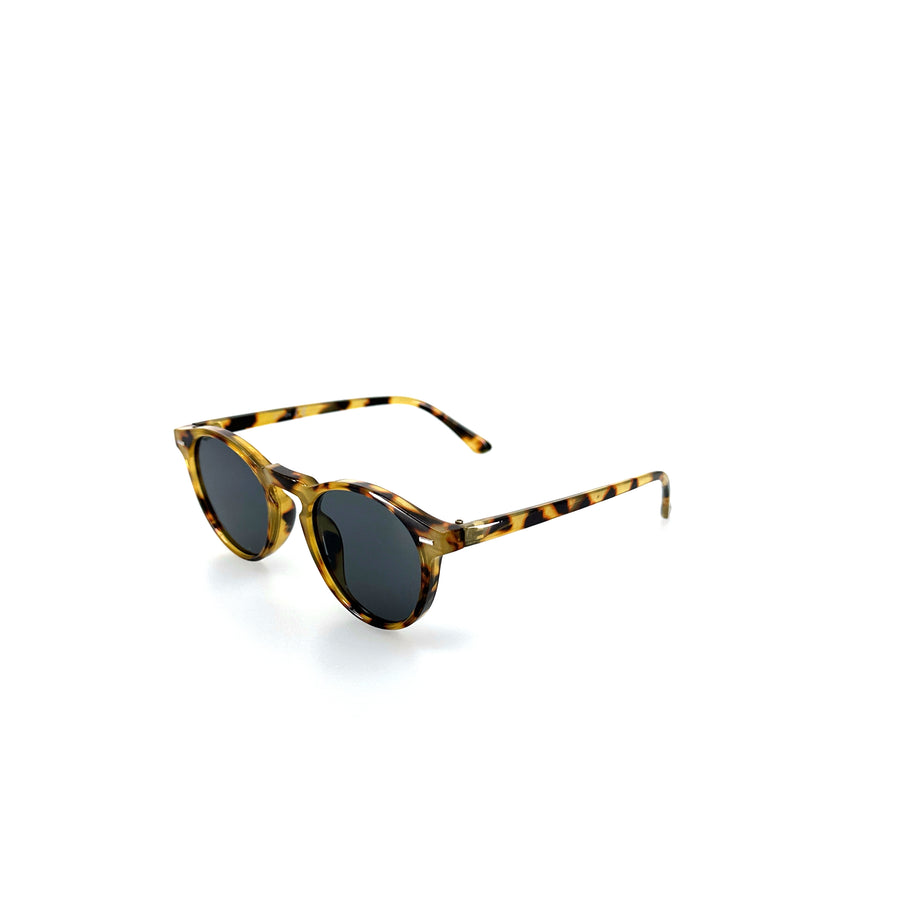Barna-fekete foltos mintázatú műanyag napszemüveg.