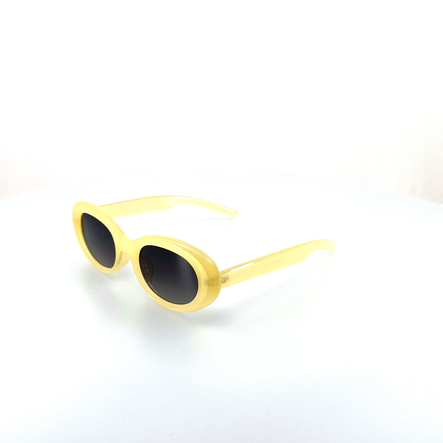 Lapos, lekerekített, sárga színű, műanyag napszemüveg.