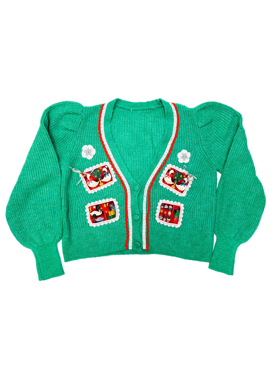 Ez a pulóver, egy használt darab a Szputnyik Shop gondosan válogatott vintage kollekciójából, amely már őrzi a karácsony varázslatos hangulatát. Ajándékozd meg a bolygót azzal, hogy idén egy preloved darabot vásárolsz!