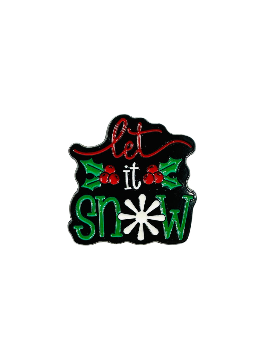 Az önkifejezés már a legapróbb részletekben elkezdődik egy mókás, pin jellegű kitűzővel.