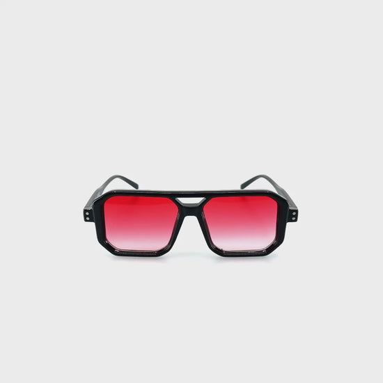 Szögletes, hidas műanyagkeretű, piros lencsés napszemüveg.