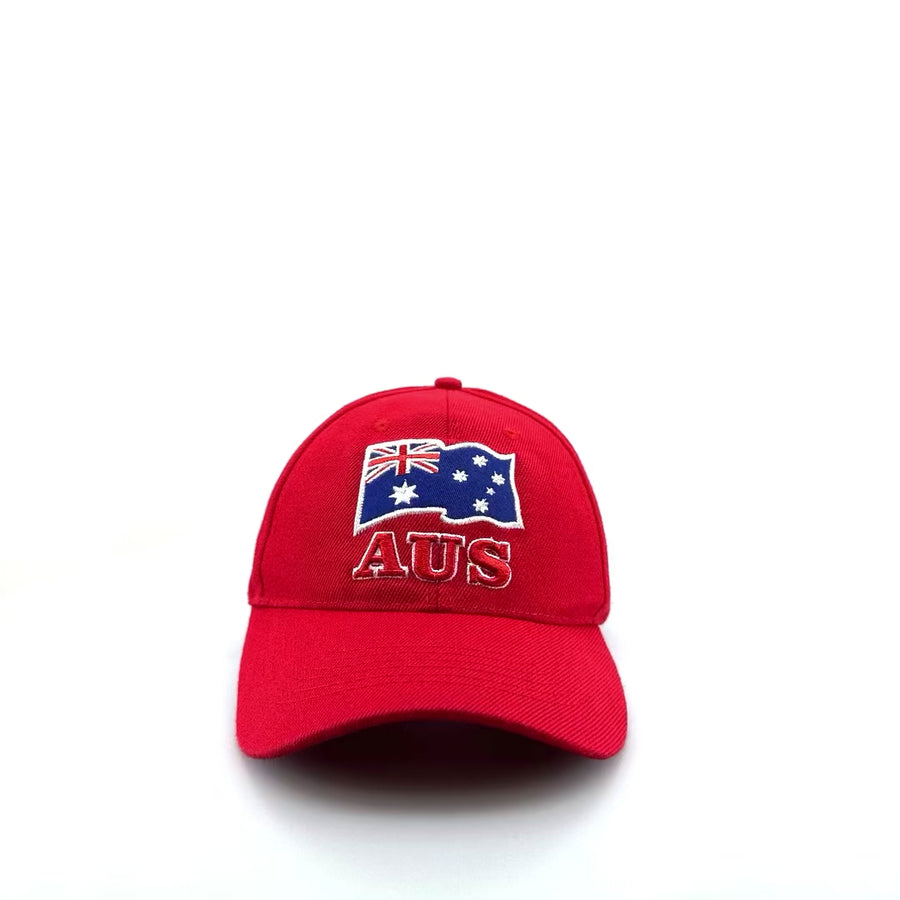 Klasszikus fazonú, vintage baseball sapka. Hátulján szellőzőnyílással és állítási lehetőséggel (58 cm). Piros színben, ausztrál zászlóval az elején.