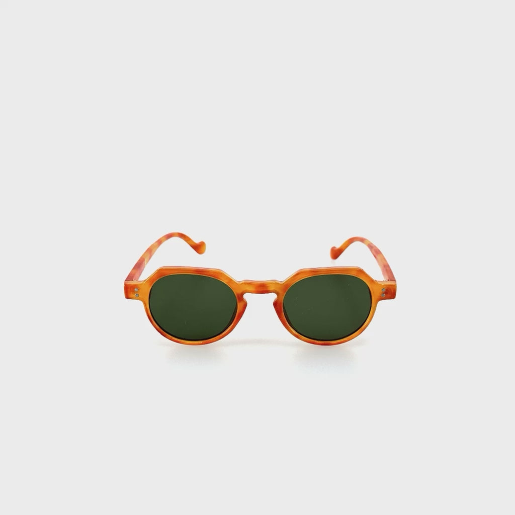 Kerekebb stílusú, zöld színű lencsés, műanyag napszemüveg.