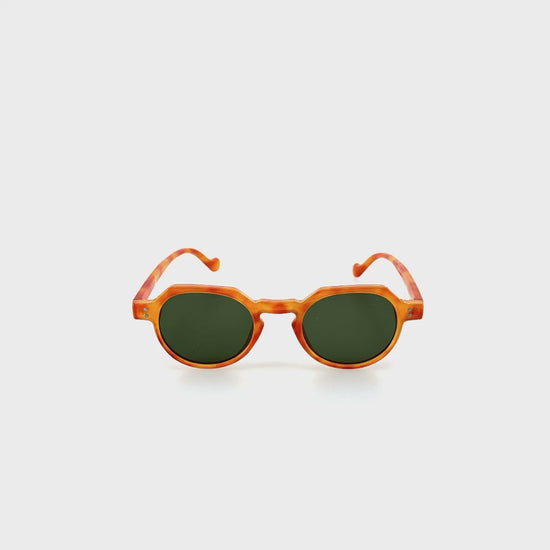 Kerekebb stílusú, zöld színű lencsés, műanyag napszemüveg.