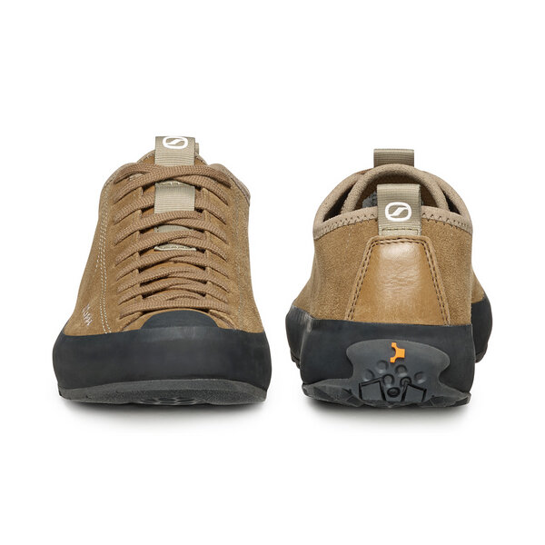 Scarpa Mojito Wrap R a hegymászó cipők világa ihlette városi terep cipő sötét barna színben.