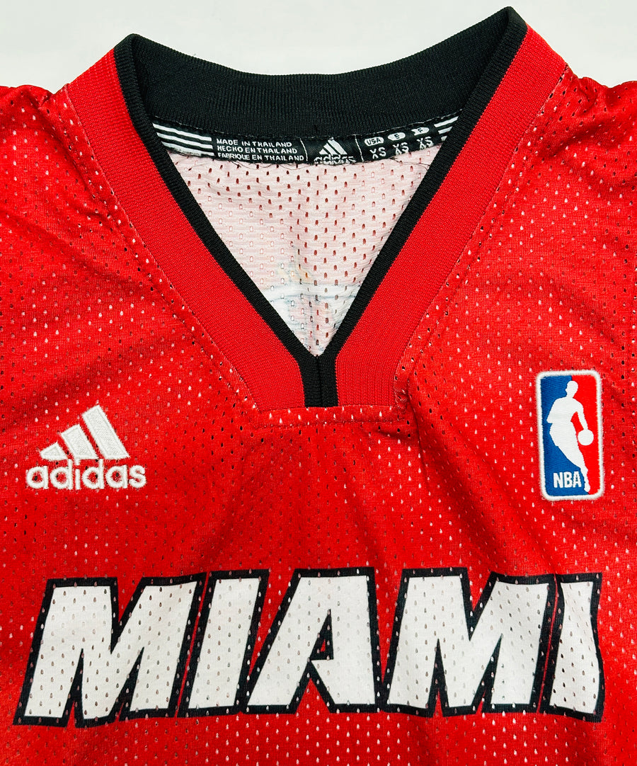 Vintage Miami Heat NBA sportmez. Piros színű, trikó fazonú, XS-es méretben.