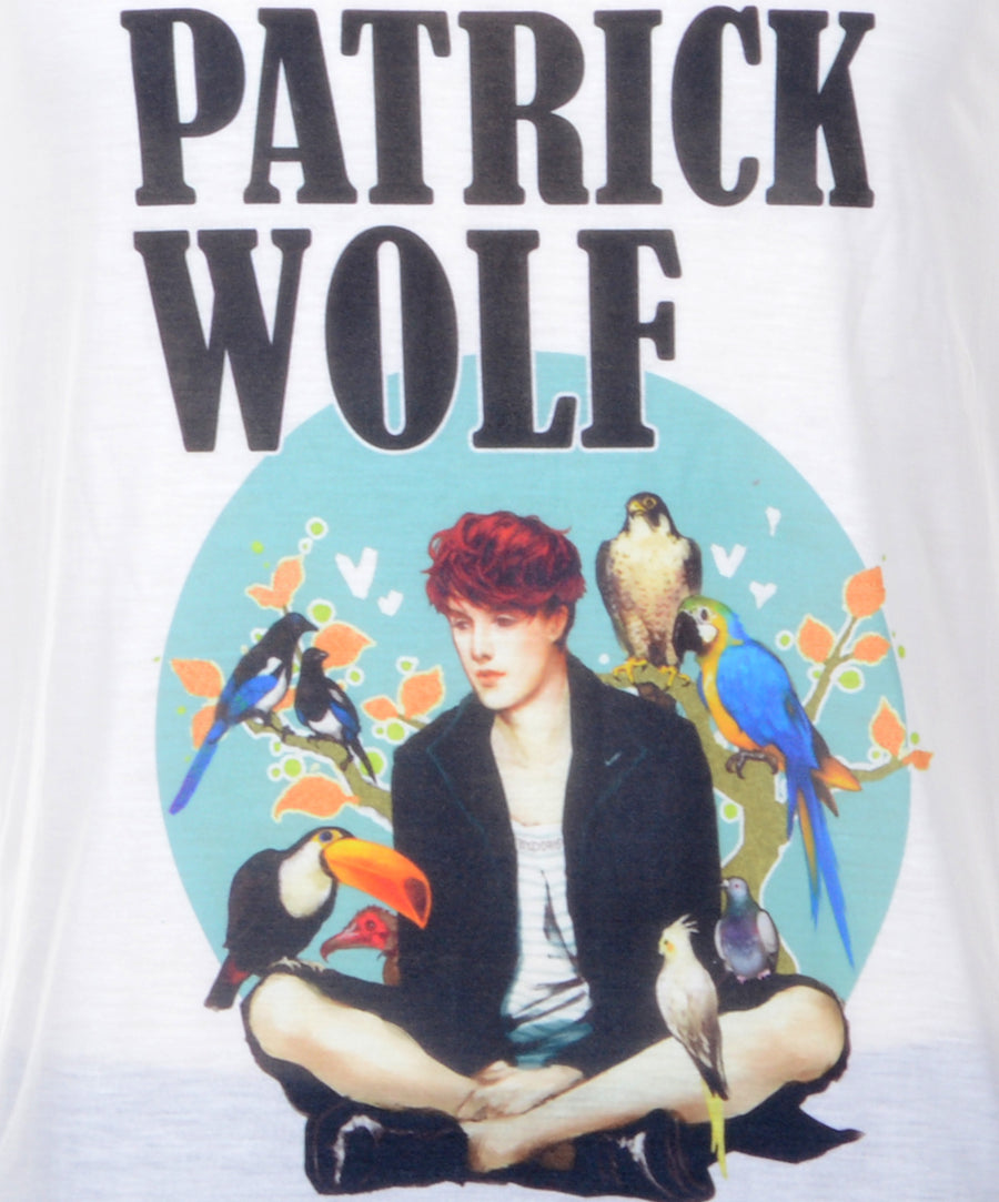 Egyenes fazonú, unisex trikó Patrick Wolf mintával.