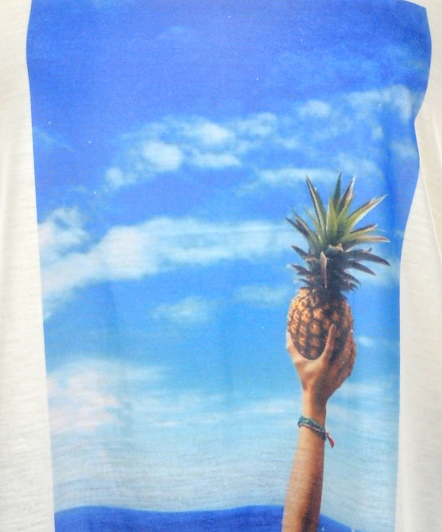 Bővülő szabású női pamut trikó, tengerparti ananász mintával.