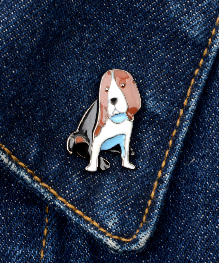 Bassett hound kutya formájú, pin jellegű kitűző.