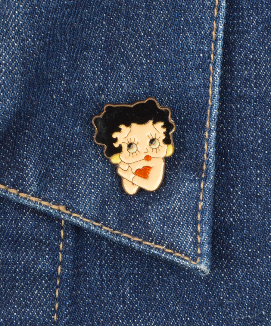 Betty Boop karakter alakú kitűző