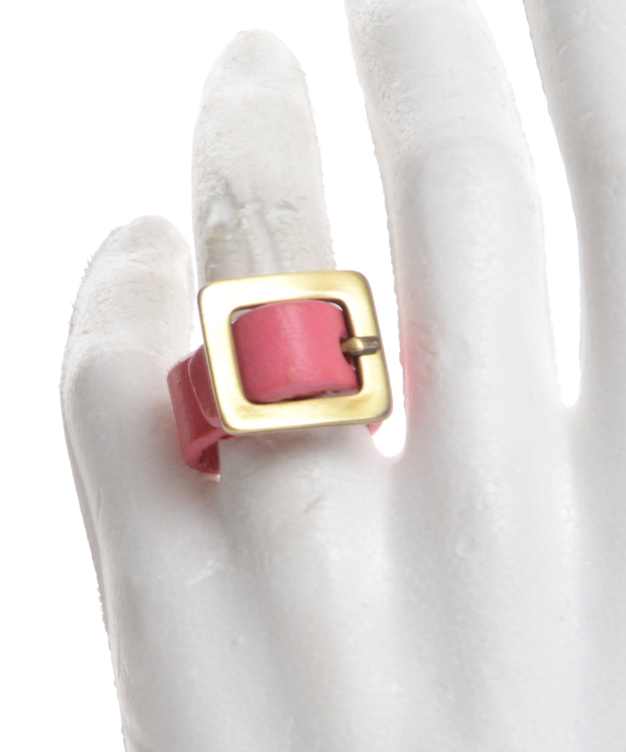 Mini öv formájú, állítható méretű rózsaszín bőrgyűrű.