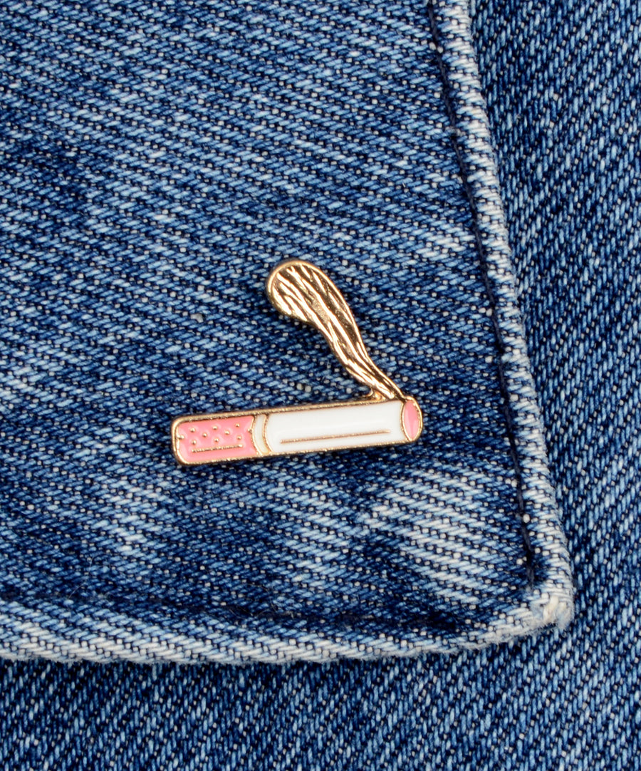 Rózsaszín szűrős cigaretta formájú, pin jellegű kitűző.