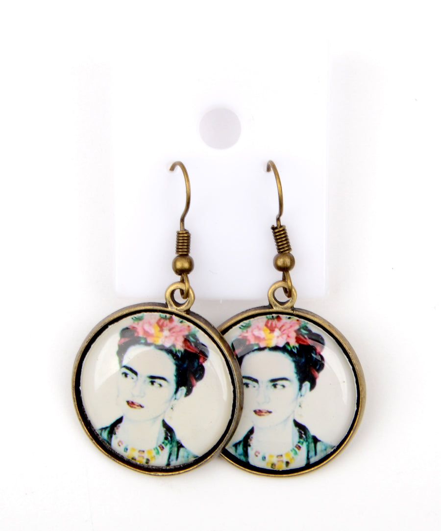 Frida Kahlo mintájú fülbevaló réz és műgyanta anyagból.