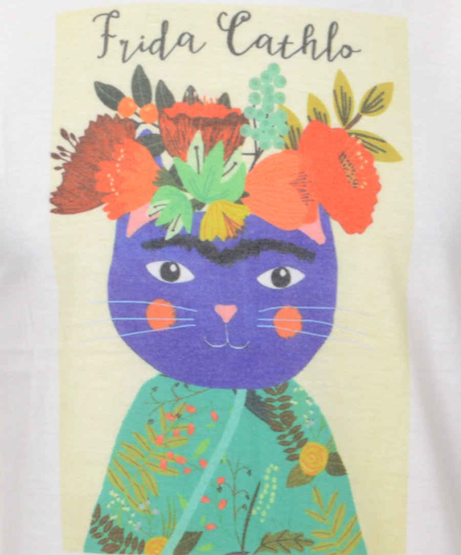 Egyenes fazonú, unisex trikó Frida Kahlo mintával.