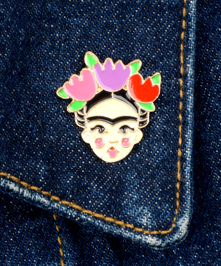 Frida Kahlo formájú, pin jellegű kitűző.