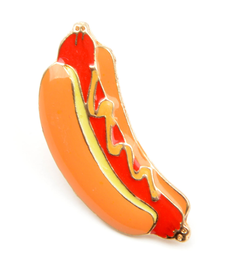 Hot-dog formájú, pin jellegű kitűző.
