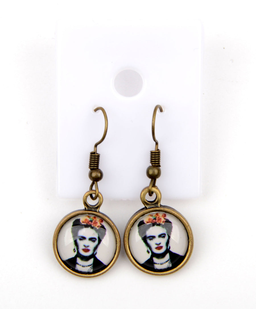 Frida Kahlo mintájú fülbevaló réz és műgyanta anyagból.