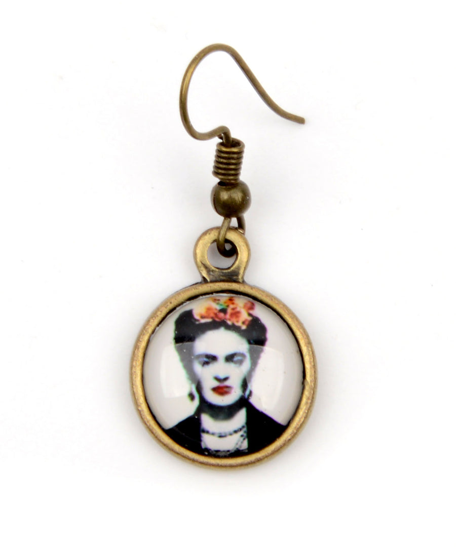 Frida Kahlo mintájú fülbevaló réz és műgyanta anyagból.