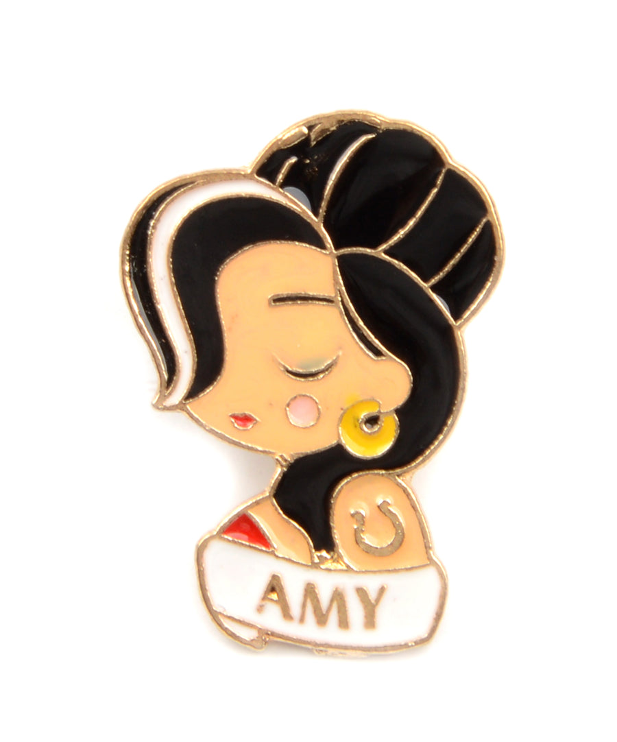 Amy Winehouse alakú, pin jellegű kitűző.