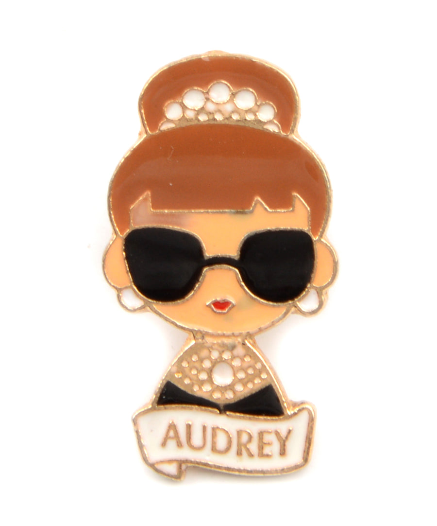Audrey Hepburn alakú, pin jellegű kitűző.
