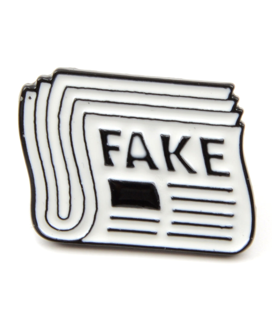 Fake news újság alakú, pin jellegű kitűző.