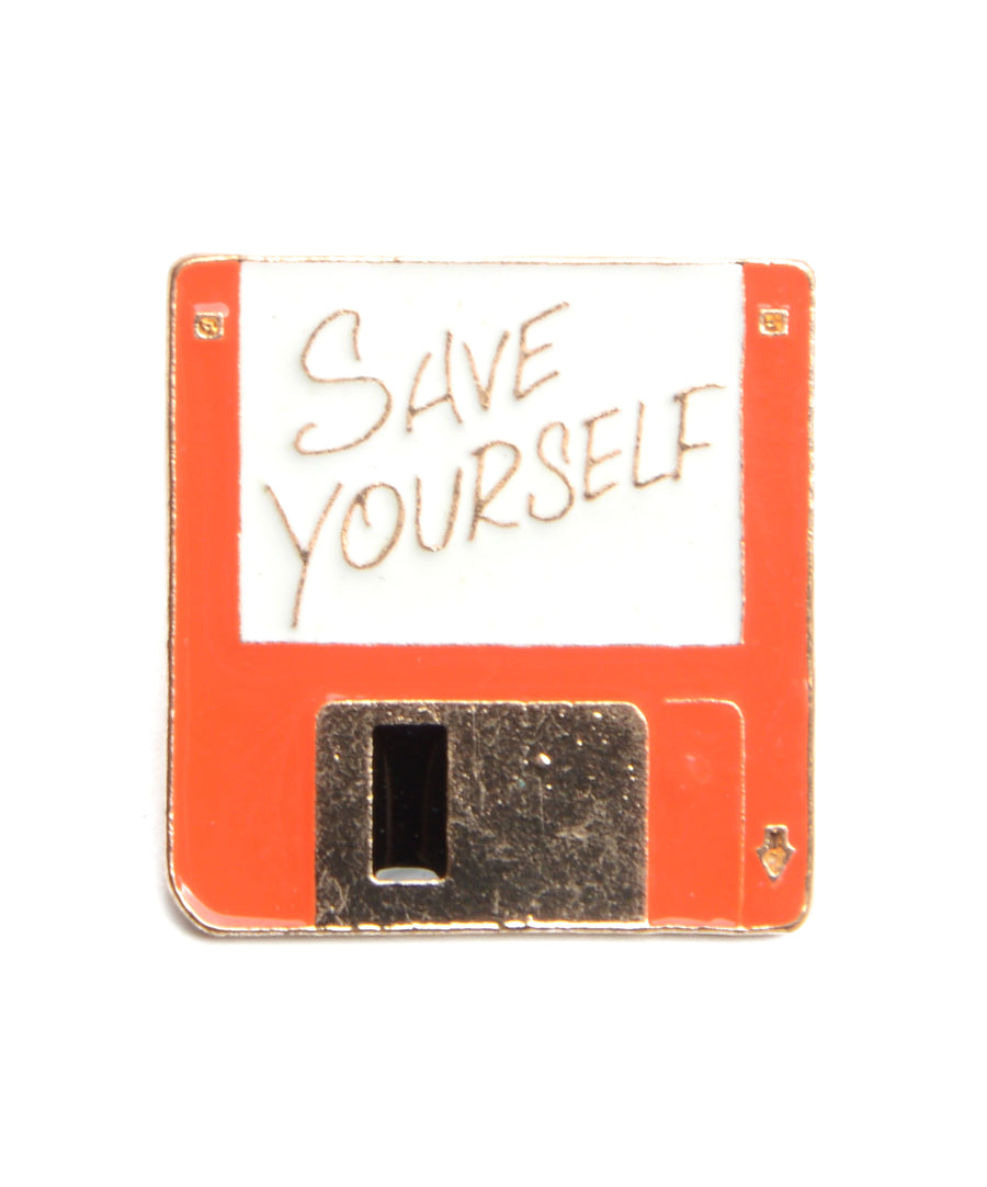Floppy lemez formájú fém kitűző save yourself felirattal
