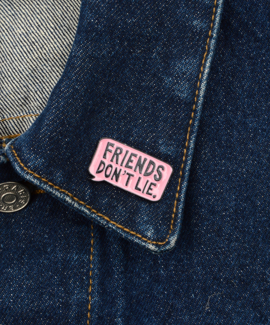 Friends don't lie feliratos, pin jellegű kitűző.