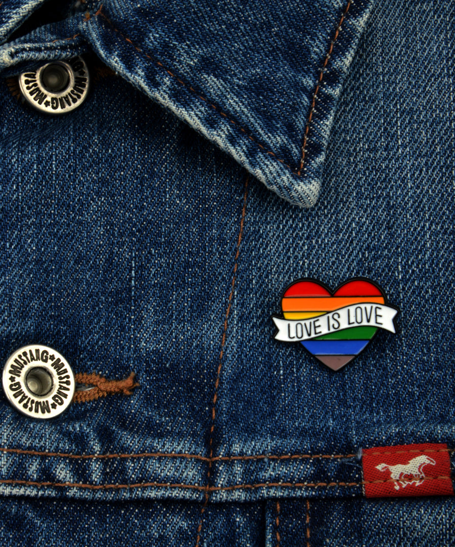 Kitűző - Love is love