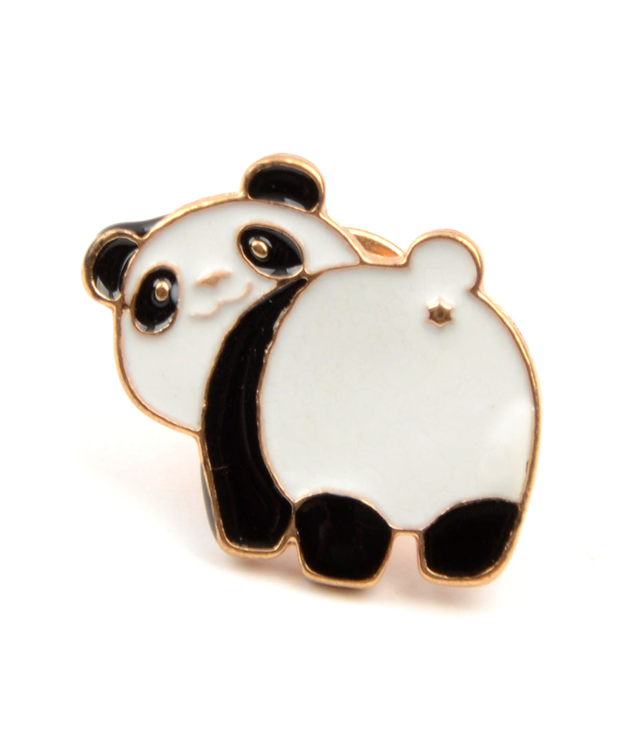 Pandamackó alakú, pin jellegű kitűző.