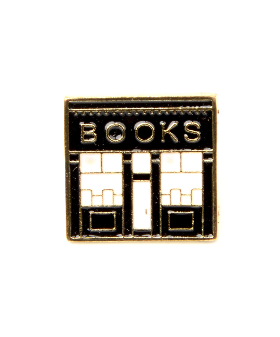 Könyvesbolt kirakatát ábrázoló, pin jellegű kitűző.