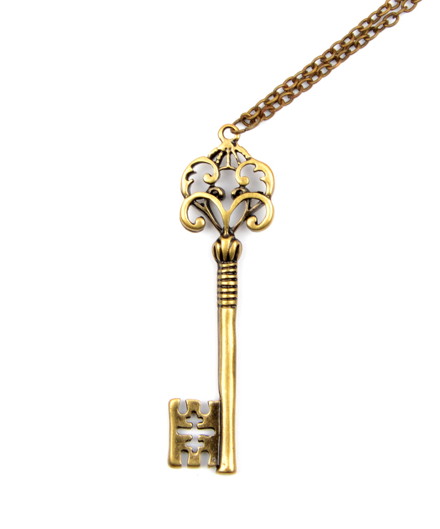 Filigrán réz nyaklánc kulcs alakú medállal.