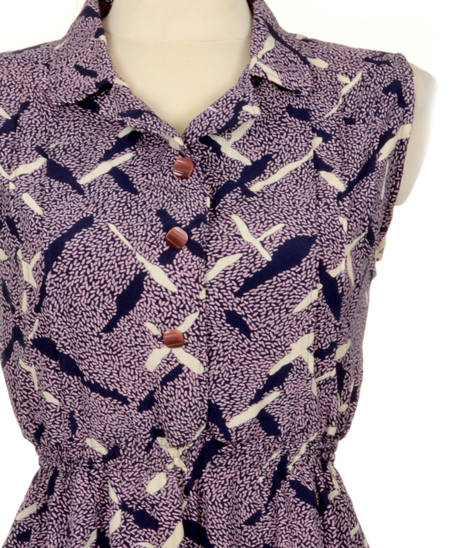 Derékban gumírozással testközelbe hozott, lila vintage ruha.