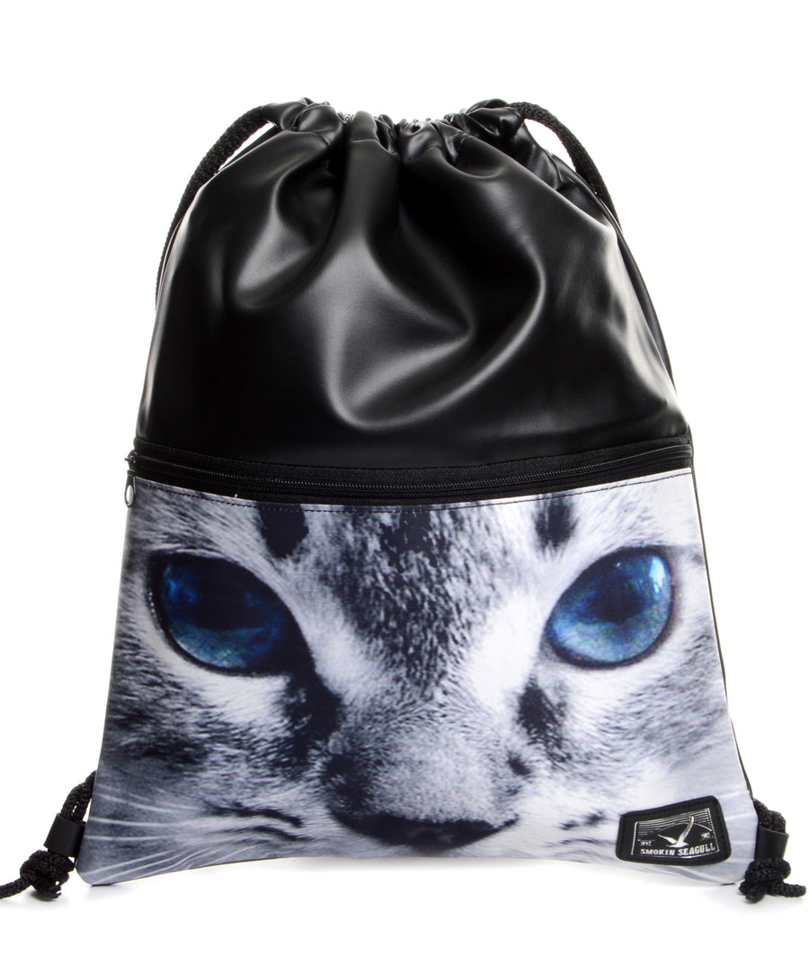 Egy rekeszes, tornazsák stílusú műbőr táska macska mintával, elején húzózáras zsebbel.