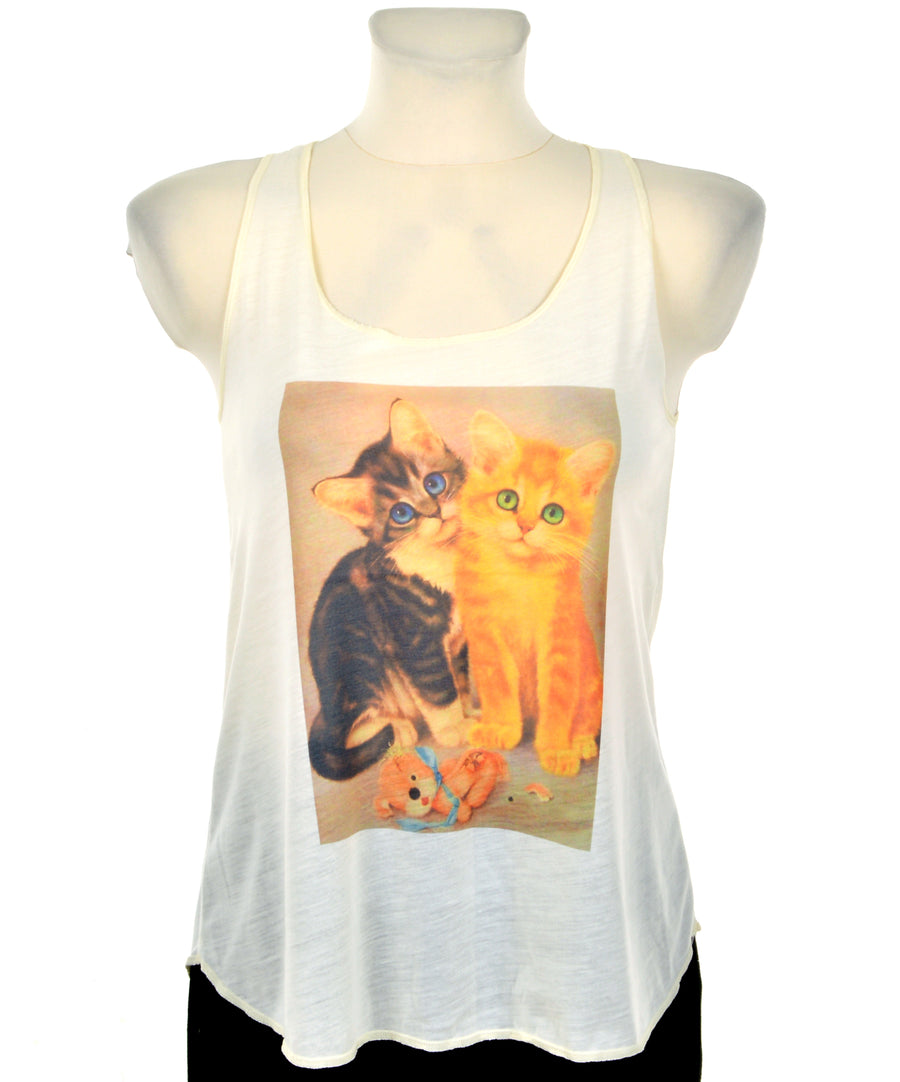 Bővülő szabású női pamut trikó, kölyök macska mintával.