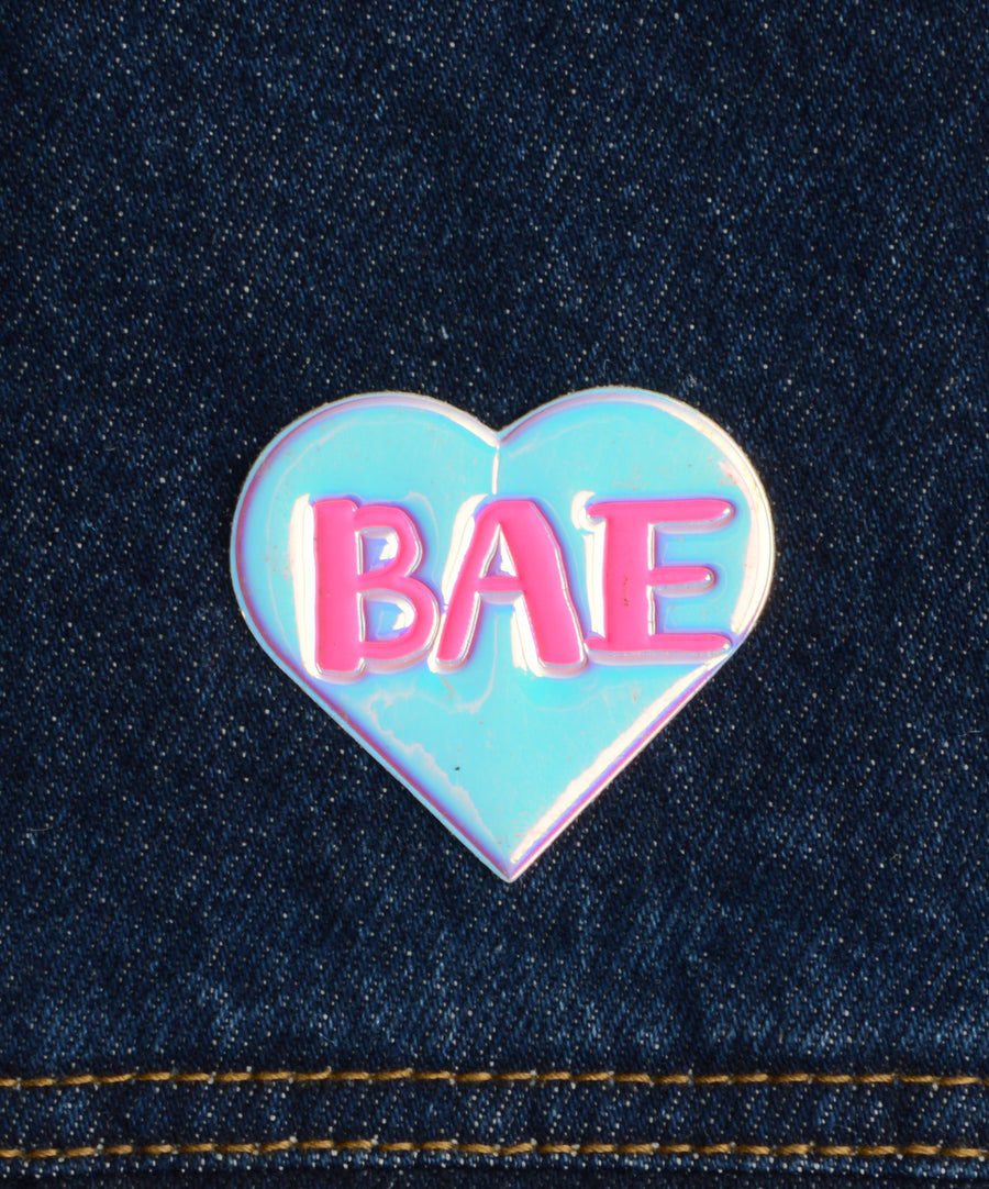 BAE feliratos szív alakú, irizáló matrica